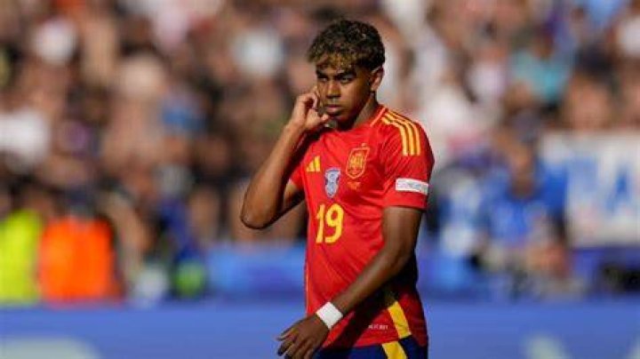 Lamine Yamal se convierte en el jugador del Barcelona m&aacute;s joven en