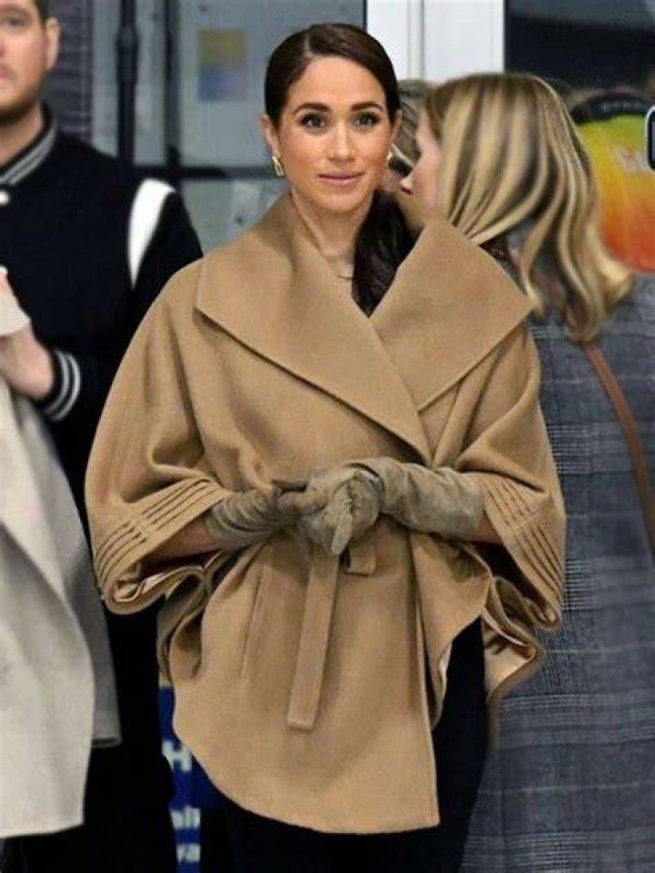Meghan Markle Flicking Coat To Show Baby Bump Resurfaces, Triggers